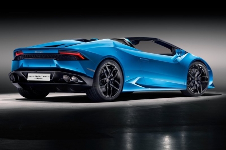 Although shaded in terms of drama by the theatrics of the folding roof, the heart of the Huracan Spyder is still a highlight. The naturally aspirated 5.2-litre V10 is carried over unchanged from the Coupe, producing 610hp and 560Nm of torque. Although top speed is still the same at 324km/h, the extra weight brought on by the need to stiffen the chassis drops the 0-100km/h time from 3.2 to 3.4 seconds. Not exactly what you'd call a slouch, mind. 