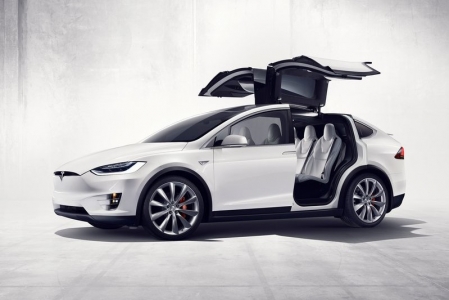 This practicality is a result of clever packaging. Without the need to contend with gearboxes or fuel tanks, the model X is blessed with more space than any of its gasoline rivals can muster, with seven seats and two luggage compartments which should be more than sufficient for family trips. The theme of practicality continues with rear 