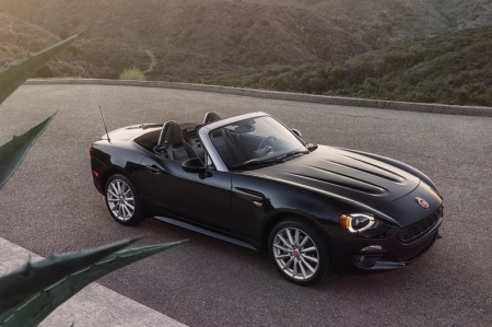 You see, the 124 Spider is the result of an agreement formed between Fiat and Mazda about three years ago. Mazda would develop and manufacture both its new MX-5 and the Spider at its factory in Hiroshima, with the two cars featuring each brand’s own engines. So, whereas the MX-5 uses a naturally aspirated 1.5 or 2.0L Skyactiv engine, the Spider will come with a turbocharged 1.4L lump from the 500 Abarth. 