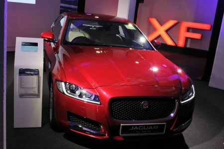 The new XF is part two of Jaguar’s current three-pronged product offensive aimed at capturing sales from Ze Germans; first there was the compact XE sedan which we reviewed earlier, and early in 2016 will see the arrival of the F-Pace, Jaguar’s first SUV. Already the results are showing: in just three months since its launch in September, the XE has already accounted for 20% of total Jaguar sales in Singapore! This tripartite group is important for Jaguar also because it debuts a number of advanced technologies that will sustain the company’s products in the near future. 