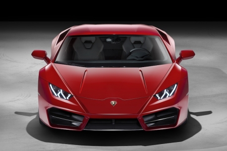 Weight distribution is set to 40% at the front / 60% at the rear, reducing inertia on the front axle. An entirely new power management set-up, along with modified suspension, new steering set-up and recalibrated stability and traction controls, connects the driver as directly as possible with the road. The selectable Lamborghini driving modes Strada, Sport and Corsa are tuned to provide oversteering characteristics, emphasizing authentic rear-wheel drive behavior.