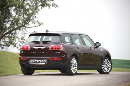 Anyway out on the expressway, the Clubman behaves in a very gentlemanly manner with the engine spinning below 2,500 rpm at 100 km/h — which means engine noise is barely intruding. Heck, Mini’s engineers also ensured wind noise is kept to the barest minimal, making themselves heard only near three-figures region. Somehow this compliments the style as well — style and refinement rarely come hand in hand for cars below $150k.
