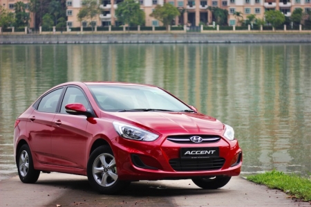 This is certainly the case with the Hyundai Accent, one of the cheapest new cars you can buy today. It may have a bargain basement price (relatively speaking; you still have to pay for COE after all), but you certainly won’t be scraping the bottom of the proverbial barrel if you had one. More importantly — for us at least — an Accent in this spec ensures exclusivity that supercars can only dream of, for one glorious reason: peer into the footwell and you’ll see a weird 3rd pedal on the left; grab the gearlever and you’ll notice it can move from side to side in addition to back and forth, and has numbers etched into the top. Yup, this humble little sedan has a manual transmission, something not even Ferrari offers these days!