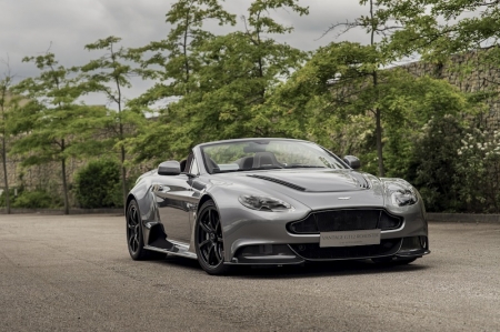 Conceived and delivered within a nine-month period, the Vantage GT12 Roadster draws its origins from the Vantage GT12 Coupe, with a tuned version of the brand’s 6.0-litre normally aspirated V12 engine mated to a seven-speed Sportshift III paddle-shift transmission. Technical highlights include magnesium inlet manifolds with revised geometry, a lightweight magnesium torque tube and a full titanium exhaust system.
