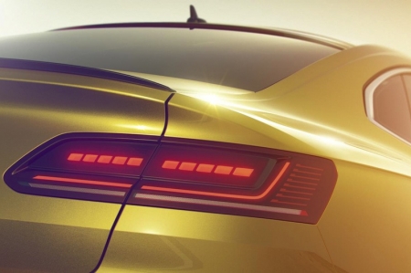 Combining avant-garde design with a high level of versatility was the key objective for designers and developers of the Arteon. At the same time, this resulted in an interior architecture which is spacious — with ample head and leg room at all seats. One key design elements of the Arteon include its completely new front end, in which the LED headlights and daytime running lights merge with the chrome-plated crossbars of the radiator grille and the bonnet. The car’s shoulder section is another defining feature of its design.