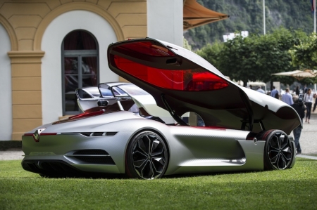 And yesterday, the Jury of the Concorso d’Eleganza Villa d’Este, presented the award for the Most Beautiful Concept Car of the Year to Laurens van den Acker, Groupe Renault’s Senior Vice President of Corporate Design, for the TreZor concept.