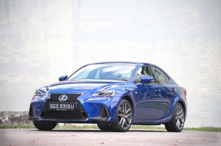 For its face, the 2017 Lexus IS 200t F-Sport test car here had been given a slightly aggressive twist: Tweaked headlamps, a new honeycomb spindle grill and larger air intakes on the lower part of the front bumper (which also saw the deletion of the foglamps). 