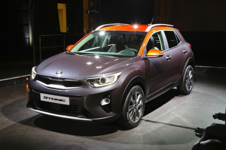 The design of the car is recognisable as a Kia thanks to key signature design elements, such as the ‘tiger-nose’ grille. Designed in Europe, in collaboration with Kia’s Korean design studio, the body blends sharp horizontal feature lines with softer sculpted surfaces; the Stonic’s ‘Targa’style roof enables buyers to choose a two-tone paint finish, inspired by the design of the 2013 Kia Provo concept. It will be available in Europe with up to 20 two-tone colour combinations, with a choice of up to five distinctive colours for the roof.