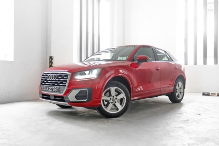 But while the looks might be a bit subjective, the quality definitely isn’t. I’ve always marvelled at Audi interiors and the Q2 is no exception. Aside form the premium materials, what you’ll find standard on the 1.4 TFSI Sport are progressive steering, paddle shifters, dual-zone climate control and MMI Navigation with a 7.0-inch screen and a nice audio system. There are even some new matte-yet-metallic trimmings that I’m seeing for the first time too.
