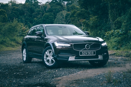 It’s good-looking. Yes, on the note of being handsome and sleek, the beefier V90 has chiselled looks that are well-proportioned without being overly flashy. The lovely hammer-shaped LED headlamps and matte black fender linings all add to the subtle yet aggressive presence of the car.