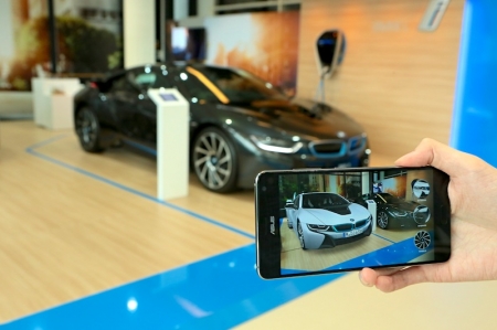 The BMW i Visualiser App is the latest innovation in the BMW Group’s Future Retail programme, which began rolling out around three years ago and which has transformed the customers’ experience of buying a car.