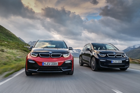 Premiering in September 2017 at the International Motor Show (IAA) in Frankfurt, the refreshed BMW i3 and new BMW i3s enable drivers to enjoy locally emission-free mobility with the added benefit of instantaneous power delivery. Both models draw their energy from a 33 kWh lithium-ion high-voltage battery (an increase from the original i3’s 22 kWh battery), offering a range of up to 300 km. Should a longer range be required, a 38 bhp range extender petrol engine can also be ordered as an option for both cars, extending range by an additional 150 km.