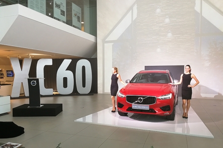 Following recently launched models in the top-of-the-line ‘90’ range such as the S90 and V90, the XC60 is the fourth model based on Volvo’s in-house developed SPA (Scalable Product Architecture) vehicle platform. The SPA platform is said to enable significant improvements when offering protection in worst-case scenarios, and when creating innovative features that support the driver in avoiding accidents.