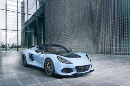 This latest addition to the Exige range packs the advanced chassis, suspension and powertrain set-up from its more powerful stablemate, the track focused Exige Cup 430, with a recalibrated engine producing 410 hp at 7,000 rpm and 420 Nm on tap from 3,000 rpm to 7,000 rpm. The high-performance 3.5-litre, supercharged and charge cooled V6 engine, combined with a dry weight of just 1,054 kg, delivers a class-leading power to weight ratio of 389 hp per tonne; this also makes the Exige Sport 410 the lightest V6 Exige ever.