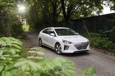 In place of the Ioniq Hybrid’s 1.6-litre petrol engine and electric motor combination, you’ll find a single 88kW electric motor residing in the Ioniq Electric’s engine bay. This means 118 bhp and 295 Nm of instantaneous torque, and with a 28 kWh battery, this translates into a 280 km range that should be sufficient for a good three to four days of commuting.
