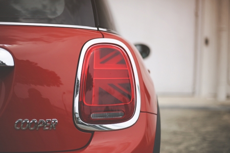 The new Cooper sports refreshed LED head lamps and incorporates daytime driving lights and turn indicators. At the rear, creative Union Jack tail lamps hark back to the MINI’s English roots, and never fail to make people go “Waaaahhhh, so cool!”