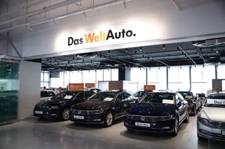 ‘Das WeltAuto’, literally translated to mean “The World Car” is a global Volkswagen (VW) approved used car initiative operating in VW dealerships worldwide. This initiative aims to provide owners with peace of mind and a one-stop solution when shopping for a pre-loved Volkswagen. In the future, Das WeltAuto will also include pre-loved  ŠKODA vehicles. In Singapore, the newly opened Das WeltAuto showroom is located strategically at Leng Kee AutoPoint, beside Volkswagen and ŠKODA Centre Singapore. This arrangement unites the group brands. The result of this synergy is Das WeltAuto’s ability to offer competitive trade-in deals without compromising Aftersales support. Every Das WeltAuto vehicle receives a stringent 115-point inspection, one of the most extensive we’ve come across for pre-owned programmes. We are also pleased to discover that Das WeltAuto accepts only used vehicles with an excellent, accident-free servicing record. With the assurance of 100% genuine parts when it comes to parts replacement and a minimum 12 months warranty, customers can be confident that their Das WeltAuto pride is bona fide! 