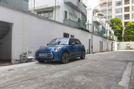 Traditionally, MINIs are targeted at the young and young-at-heart. Funky colours, endless customization options, and cheerful styling. On this new facelifted MINI, however, they’ve taken all of those unique MINI features… and given it a goatee.


