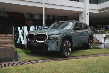 If you happen to have a cool million dollars lying around, BMW now has a solution to spend it all in one go.

This is the BMW XM, and it’s a monstrous plug-in hybrid (PHEV) sport utility vehicle (SUV) that also comes with a monstrous price tag – S$1,003,888 to be exact. Thank god that price includes the certificate of entitlement (COE).

Making a statement