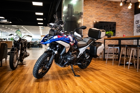 Since the debut of the original R80G/S back in 1980, the GS range has been the heartthrob of BMW’s Motorrad lineup. Now, the latest R 1300 GS has made its entrance in Singapore, showcased at the brand-new BMW Motorrad showroom.