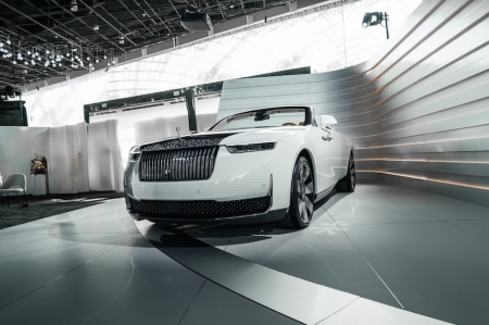 Rolls-Royce Motor Cars recently unveiled the Arcadia Droptail at an exclusive event at Flower Field Hall in Gardens By the Bay, marking the first presentation of a coachbuilt Rolls-Royce in Asia.
